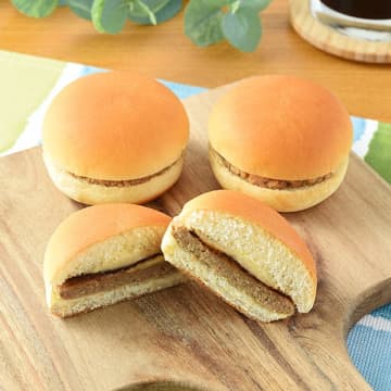 ハンバーグにてりやきソースとマヨをトッピングしてサンドしたミニバーガーが3個入って税込198円! ファミリーマートが「ミニてりやきバーガー3個入」を本日31日(火)発売