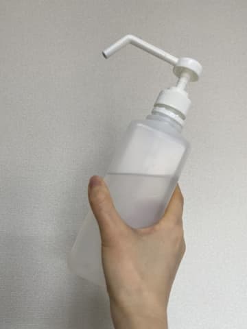 潔癖症の日常「床はつま先立ちで移動」「通勤の電車内では座らないし吊革も掴みません」
