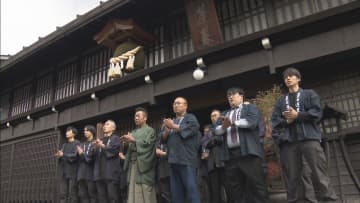         新酒の初搾りを知らせる　杉玉の掛け替え　岐阜・飛騨市「渡辺酒造店」      