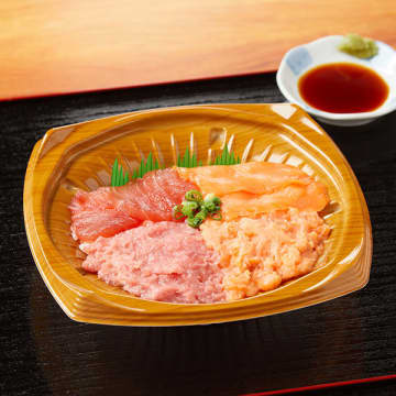 まぐろとサーモンの切り身とたたきが楽しめる彩りの良い海鮮丼が税込598円! ファミリーマートが「まぐろサーモン丼」を発売