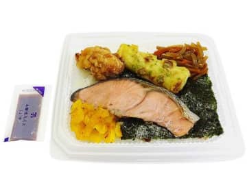 セブン‐イレブンが「秋鮭の海苔弁当」を原材料高騰のため税込32円値上げ! 鮭、ちくわ磯部揚げ、鶏唐揚げ、きんぴらごぼうを盛り付けて税込507円