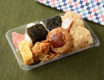 常温保管で出かけ先でもすぐに食べられる! 小さめのおにぎり白飯2個・茶飯2個、玉子焼き、唐揚、ウインナー、ハンバーグ、金平などが入って税込430円! ローソンが「おにぎり弁当」を発売