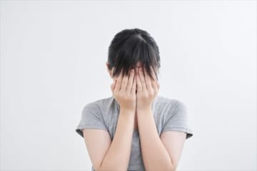 「この子はいつも1番よ」嘘の自慢をする母親に苦しみ長年引きこもった女性