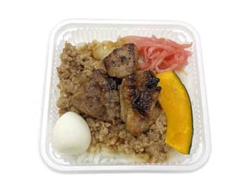 炭火焼き鳥とうずらのゆで卵や、紅生姜、鶏そぼろなどをトッピングしたミニ御飯が税込356円! セブン‐イレブンが「一膳ごはん 炭火やきとり」を発売