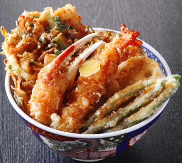 冬の味覚! 豪華な海の幸が存分に味わえる「かに・ほたてのかき揚げとずわいがに・海老の天丼」、宅配どんぶり専門店「どんまつ」が本日6日(月)発売～チキン1.5倍も選べる「ジューシーチキン丼」も