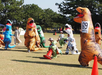 恐竜になりきり全力疾走　富津公園でティラノサウルスレース　米国発祥、国内でも開催相次ぐ