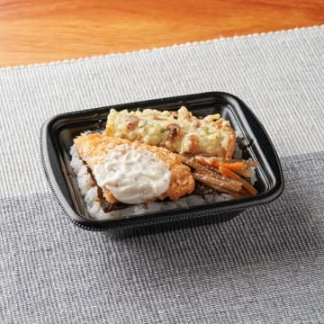 白身魚フライ、ちくわ磯辺天、きんぴらごぼうなどの定番具材を盛り合わせた税込308円の小容量のお弁当! ファミリーマートが「ミニのり弁当」を発売