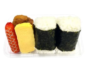 おむすび2個に唐揚げ、玉子焼き、赤ウインナーがセットで税込356円 