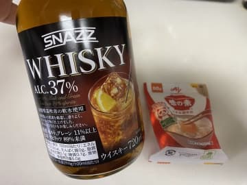 トップバリュの激安ウイスキーに味の素を投入すると美味しくなる？　噂は本当か試してみた。
