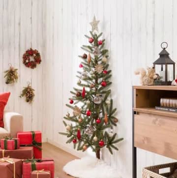 ニトリで「天才の発明」売ってた。SNSを騒然とさせた"半分クリスマスツリー"って？