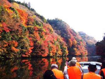 紅葉狩りクルーズも圧巻！「亀山湖オータムフェスティバル」＜11 月 18 日（土）～12 月 3 日（日）＞開催