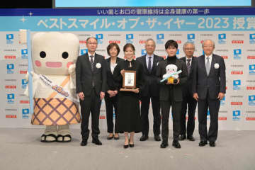 白石麻衣と鈴木福がはじける笑顔を披露! “今年、最も笑顔が素敵”な「ベストスマイル・オブ・ザ・イヤー2023」を受賞～お互いの素敵な笑顔の印象についても語る