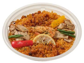 魚介と鶏肉の旨みの詰まったブイヨンをお米1粒1粒に染み込ませるように炊いたパエリアが税込648円! セブン‐イレブンが「海老と鶏のいろどり野菜のパエリア」を発売