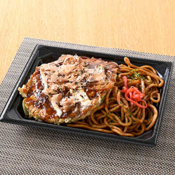 豚玉お好み焼と焼そばのW炭水化物のボリューム感! ファミリーマートが「お好み焼&焼そば」を発売