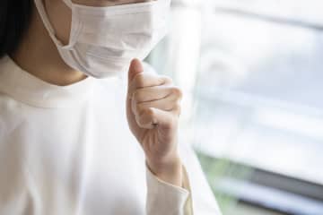 インフル大流行のなか「せき止め」が在庫不足に…解消は来春以降か