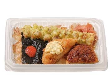 竹輪の磯辺揚げ、ソースをつけたコロッケ、白身フライなど盛り付けたのり弁が税込464円! セブン‐イレブンが「海苔弁当」を発売