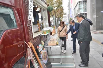 「パレットテラス」にキッチンカー　歩きたくなる街に　千葉市　京葉銀本店前で実験