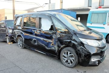 【速報・追記あり】2歳男児死亡　車同士が衝突し横転、車体の下敷きに　住民「ドタンと倒れるような音」「近所の人が重機で助けようと」　千葉・大網白里の交差点