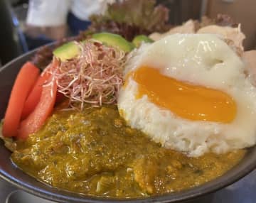 魅惑のカレー食べ比べ！　おしゃれなカフェでロコモコも　ふなばし小松菜グルメスタンプラリー　気になるお店を紹介（1）