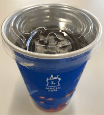 ローソンの淹れたてコーヒーの上蓋が唇を当てると飲み口と香り窓が自動開口する設計に変更! 年間約48トンのプラスチック使用量を削減