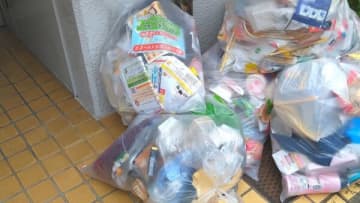 隣の部屋がゴミ屋敷！「家を買うのもリスキーだと思いました」 役所や警察に相談するもどうにもならず……