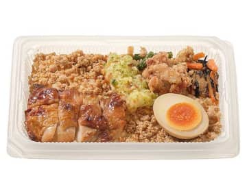 鶏肉を主菜、副菜、ご飯の上にふんだんに使用した鶏肉メインの幕の内弁当! セブン‐イレブンが「鶏づくし弁当」を発売