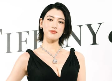 三吉彩花　大胆フロントで圧倒的女王感！　素肌に黒ジャケット、豪華ジュエリー纏う