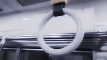 電車内でヤンキー風の男にぶつかり一触即発！　なんとかトラブルを回避した50代男性が思うこと