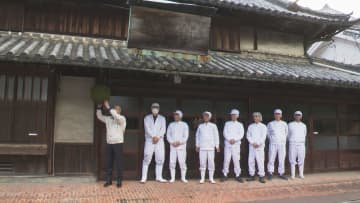        四国中央市の酒蔵で新米仕込みの日本酒“初しぼり” 軒先に新酒の完成告げる杉玉も【愛媛】      