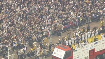 阪神・オリックス優勝パレード　初の同時開催 沿道に96万人　東・西で“特大パレード”