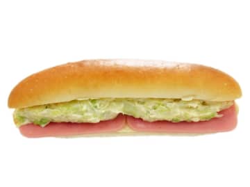ロールパンにハムとからしマヨとたっぷりキャベツサラダをはさんだ久留米版ホットドッグ! セブン‐イレブンが「久留米ホットドッグ」を福岡県・佐賀県・熊本県・大分県で発売