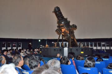 ”最後の1台”投映機「コスモくん」卒業式　船橋のプラネタリウム館　親しまれて36年　交換前にお別れイベント