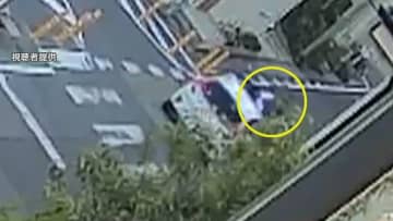 【独自】車と衝突…自転車の人物がボンネット上で15m移動　現場の十字路は“事故多発”？あわや事故の瞬間も