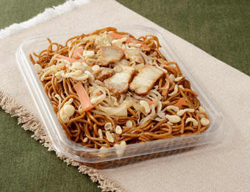 たっぷりの麺を甘めのソースで炒めた714kcalのコスパ抜群の焼きそば! ローソンが「お買い得！ソース焼そば」を発売