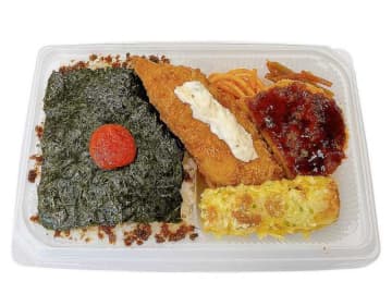 白身フライ、ちくわ磯辺天、コロッケ、トマトソーススパゲティなどを盛り付けた770kcalの海苔弁当! セブン‐イレブンが「おかかたっぷり海苔弁当」を発売