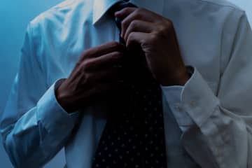 同僚の幽霊？休日出勤中に「白い人型」に遭遇した男性 「髪型から数日前亡くなった同僚だったとわかりました」