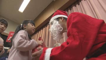         きょうから師走“あわてんぼうのサンタクロース”が園児たちにプレゼント届ける【愛媛】      