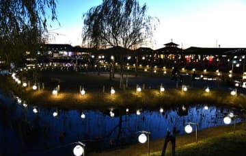 冬の水郷照らす淡い光　手作り竹灯籠300本、和の景観　香取・あやめパーク