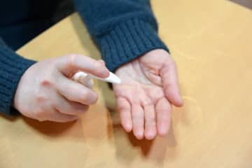 潔癖症の日常「服や下着を買ったらまず全部洗濯」「つり革を触ったらすぐ除菌ティッシュで拭く」