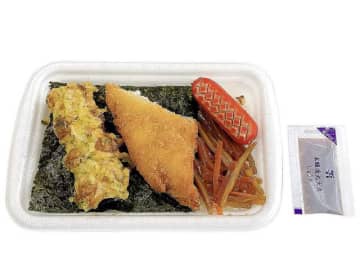 小容器にちくわ磯辺揚げ、白身フライ、ウインナー、きんぴらごぼうを盛り付けたのり弁が税込378円! セブン‐イレブンが「ミニ海苔弁当」を本日5日(火)発売