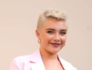 人気女優の目を直撃…！イベントで“物を投げつける行為”、ネットで批判の声
