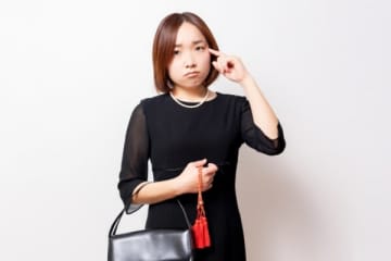 父親の通夜にミニスカート姿、彼氏同伴でやってきた友人　読経中に彼氏といちゃつく