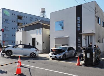 【速報】住宅敷地に71歳運転の車突っ込む　駐車中の車に衝突、踏み間違えか　君津