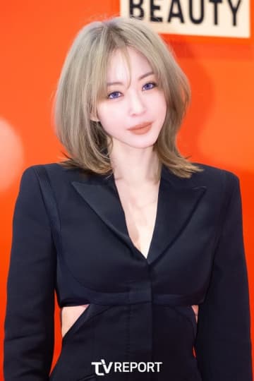 【PHOTO】ハン・イェスル、ブランド「Toiletpaper Beauty」のイベントに出席…魅力的なアッシュカラーに変身