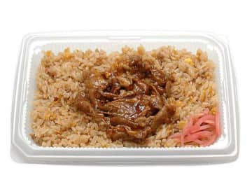 中華ガラスープなどで味付けしたコクのあるチャーハンに豚焼肉をのせて税込496円! セブン‐イレブンが735kcalの「豚焼肉チャーハン(道産ポーク使用)」を発売