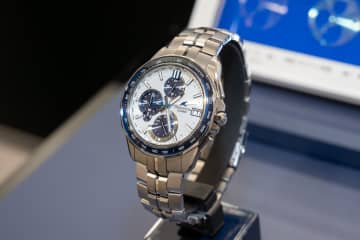 オシアナス マンタにホワイト×ブルーのスポーティクロノグラフ
