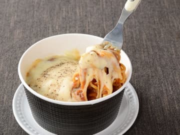 とろけるたっぷりのチーズの中から溶岩のようにあふれ出すミートソース! ローソンが「チーズとろけすぎ？！な溶岩風パスタ」を発売