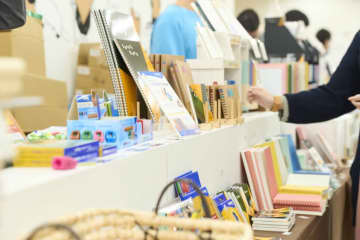 年賀はがき減少と反比例？『文具女子博』に見る“アナログ文具”需要、手書きグリーティングカードも注目集める