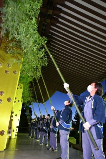 すす払いで迎春準備　成田山新勝寺　早朝からササ竹で軒下清める