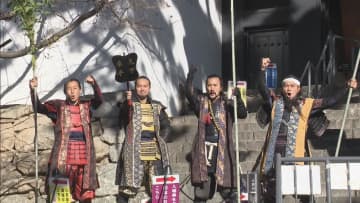        岡崎城で新年を迎えるすす払い　愛知・岡崎市      